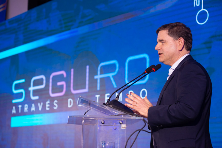 Ney Dias é homenageado e recebe 1º exemplar do Livro do Centenário do Sindseg PR/MS durante exposição em PG