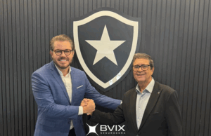 Na quarta-feira, dia 01 de agosto, o presidente da BVIX, Edson Calheiros (D), foi recepcionado por Marcelo Furtado, diretor comercial do Botafogo, e Paula Young, head de ativações e relações internacionais do Clube Foto: Agência Plural