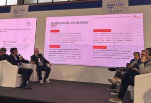 Gestores públicos e especialistas do setor privado durante painel de debates sobre infraestrutura no evento.
